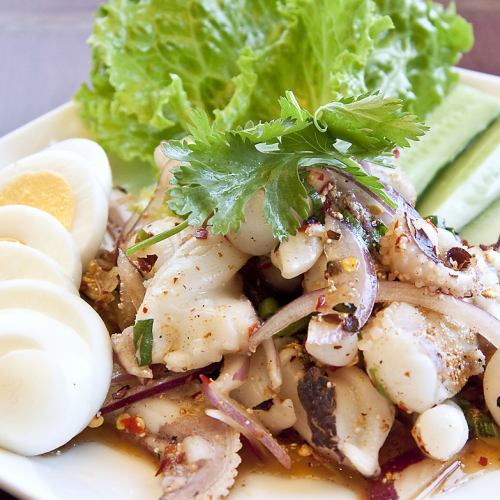 Super spicy herb salad with squid: Larb Pramook