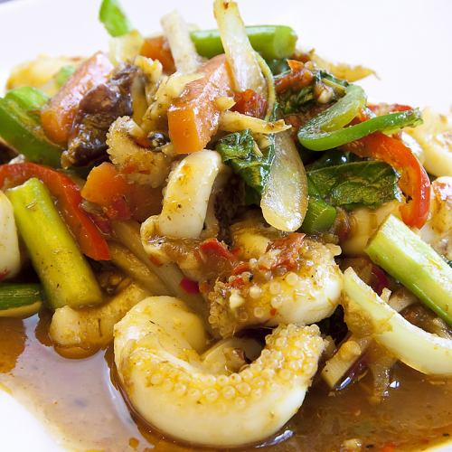 Stir-fried squid gapao: Pat Pramook Bai Gapao