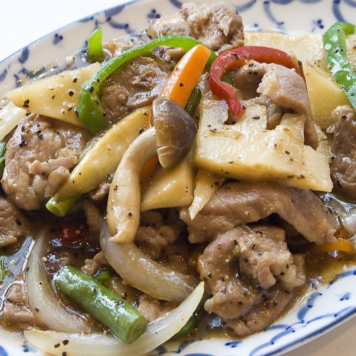 Stir-fried beef with black pepper: Nua Pat Prik Thai Dum