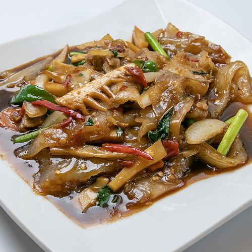 Spicy Drunk Stir-fried Sen Yai Noodles: Sen Yai Sot Pad Kee Mao