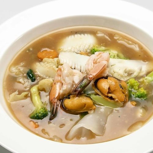 Raw Sen Yai noodles with seafood sauce: Sen Yai Sot Lat Na Talay