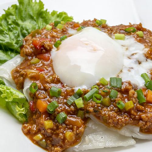 Raw Sen Yai noodles with ground beef and topped with hot egg: Sen Yai Sot Nua Sap
