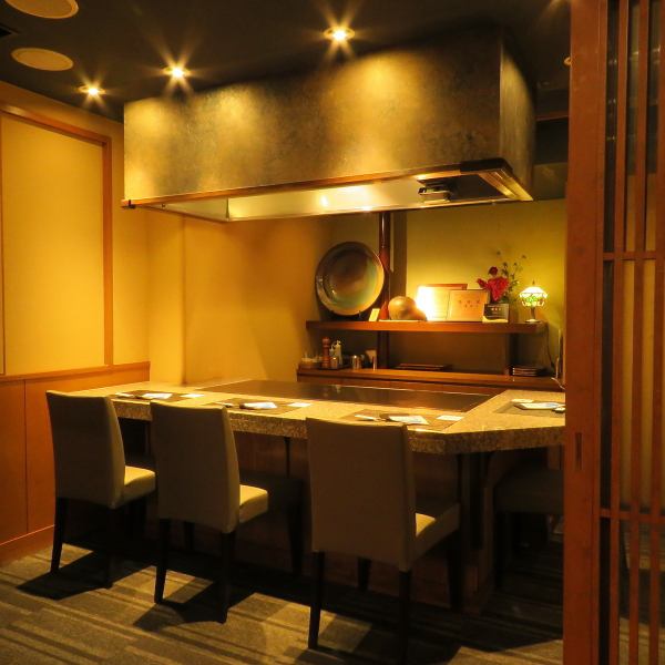 【個室】雰囲気の良い4～6名様でご利用いただける個室を2部屋ご準備しております。大変人気となっておりますので、ご予約はお早目にお願い致します。もちろん目の前の鉄板で焼き上げるので、臨場感もお楽しみいただけます。