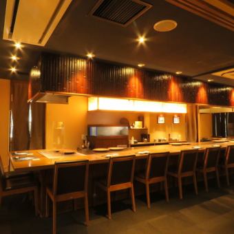 3～5名様にも対応。角を使って対面でもおすわりいただけます。焼き手の臨場感あるお料理の様子をお楽しみください。