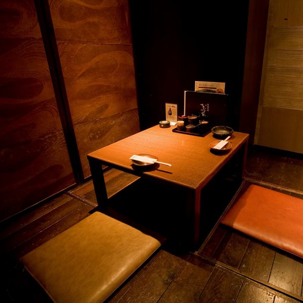 [1 minute walk from Kyobashi Station] A designer space with a calm lighting atmosphere of a townhouse.It is an izakaya where you can relax and relax in the digging seats.We have a variety of completely private rooms that can accommodate entertainment and company banquets, from small groups of 2, 6 and 10 people to 20 and 30 people.Enjoy seafood dishes, hot pot dishes, and a great all-you-can-drink course.