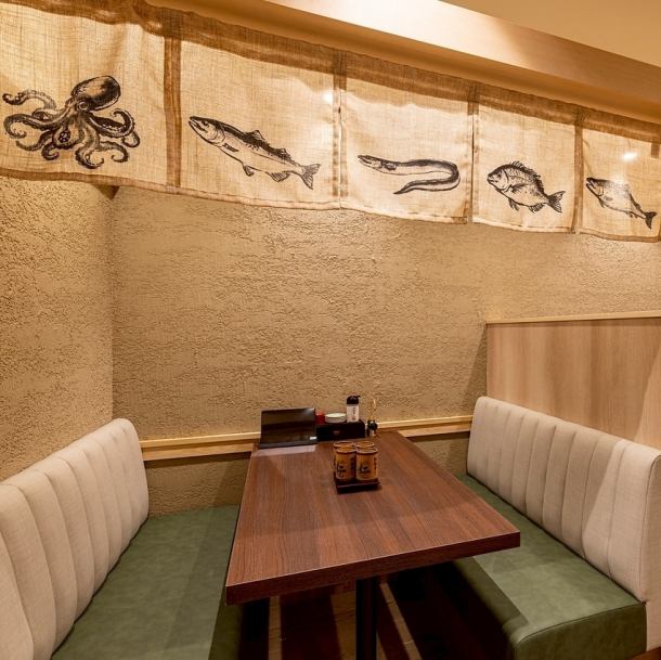 The sofa seating booths offer a relaxing space that prioritizes privacy.In our Japanese-style interior, where you can feel the warmth of wood, you can spend a relaxing time with friends or loved ones.Enjoy a relaxing meal in a tranquil atmosphere.