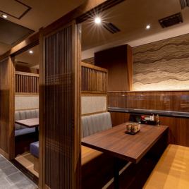 這張桌子可坐四個人,非常適合小型團體或家庭使用。餐廳空間寬敞,即使您點很多菜也不會感到擁擠。這裡是購物間隙午餐或與朋友聚餐的理想選擇。您可以一邊享用由我們技藝精湛的廚師精心製作的正宗壽司,一邊放鬆身心。