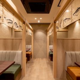 我們有可容納 6 人舒適用餐的大桌子。它非常適合大型聚會,例如家庭聚會或與媽媽們的聚會。您可以在餐廳熱鬧的氛圍中,品嚐我們廚師精湛技藝烹調的握壽司!歡迎光臨,在享受美食的同時,盡情體驗我們引以為傲的菜單!