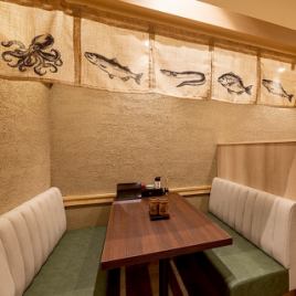 這是一張可容納 6 人的箱形桌子,每個座位之間都有固定隔板。我們營造了恰到好處的私人空間,讓您可以專注於用餐,無需擔心周圍環境。這裡是與愛人共進午餐或希望在輕鬆氛圍中洽談商務會議的理想之選。請盡情享用我們引以為傲的海鮮蓋飯和壽司。