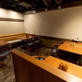 我們提供可供兩人使用的休閒桌椅。如果將座椅連接起來,最多可以容納八個人坐在一起,方便臨時聚會或派對。這種多功能的餐桌佈局非常適合單人、情侶和團體用餐。