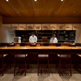 吧台座位是體驗壽司真正精髓的最佳位置,您可以親眼看到廚師在您面前製作壽司。它的魅力在於,你可以毫無拘束地享用正宗的壽司風味,非常適合作為犒勞自己的休閒小憩♪ 你可以一邊品嚐精心製作的每一塊壽司,一邊感受熱鬧的氛圍◎