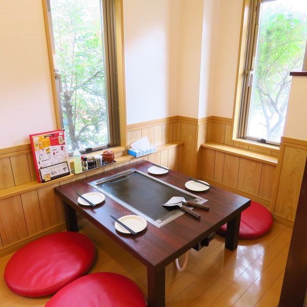 In the corner seat of our shop, you can use it for 4 to 5 people.Enjoy the moment when you enjoy talking gently with your senior and juniors, with the important time with your family, surrounding the steel plate and enjoying Monja and Okonomiyaki.