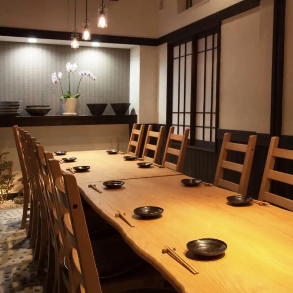 ≪私人/私人房间≫请使用此房间进行追悼会、吉祥活动、会议以及与同事和朋友的晚宴。我们将提供特别怀石料理，成人 5 名或以上 7,700 日元，6 名或以上成人 6,600 日元。