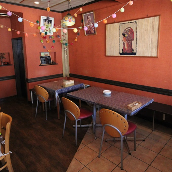 [Perfect for a quick meal◎] The comfortable table seats are convenient for a variety of dining occasions.◎It's close to Kurakuen Station, and it's popular for its homey, exotic atmosphere that makes it easy to drop by anytime★