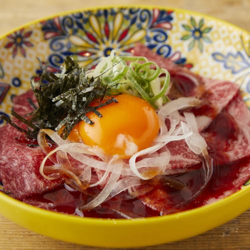 霜降り黒毛和牛炙りユッケ