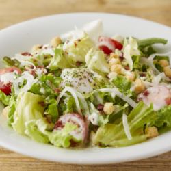 チーズたっぷり温玉シーザーサラダ