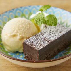 濃厚ガトーショコラとバニラアイス