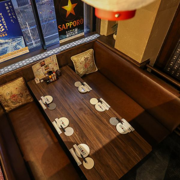 《広々としたテーブル席》おしゃれで居心地の良いテーブル席は、デートや友達との楽しいひとときに◎普段使いはもちろん、誕生日や記念日などの特別な日にもぜひご利用ください。メッセージ付きデザートプレートもご用意しております(前日までに要予約)リラックスした雰囲気の中で、心に残る素敵な時間をお過ごしください。