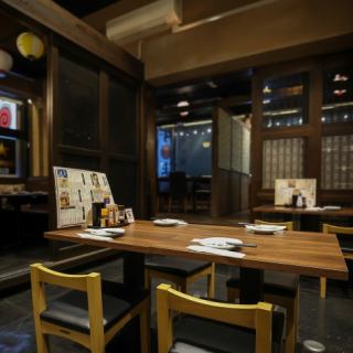 連結可能な4名様掛けのテーブル席♪このお席は、少人数での利用にも大人数での宴会にも対応可能で、ご利用シーンに合わせて自由にレイアウトできます。女子会や2次会、デートや仕事帰りのサク飲みなど、様々なシチュエーションでお楽しみいただけます。各種ご宴会のご予約承り中！皆様のご来店を心よりお待ちしております。