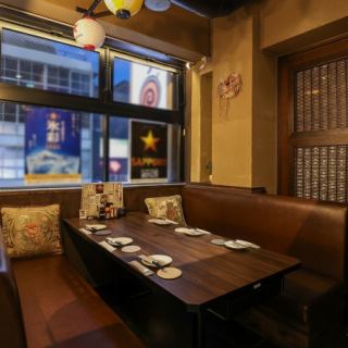 6名様まで座れる大きいテーブルタイプのソファー席です。会社の宴会やグループ利用におすすめ◎外の景色を眺めながらゆったりくつろげてリラックスしながら料理と会話を楽しめると女性のお客様に人気のお席です。普段使いはもちろん、ママ会や女子会、2次会、忘新年会などの各種ご宴会にご利用ください。ご予約はお早めに♪