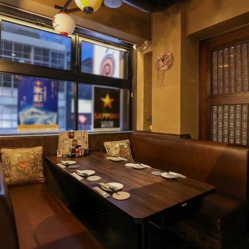 6名様まで座れる大きいテーブルタイプのソファー席です。会社の宴会やグループ利用におすすめ◎外の景色を眺めながらゆったりくつろげてリラックスしながら料理と会話を楽しめると女性のお客様に人気のお席です。普段使いはもちろん、ママ会や女子会、2次会、忘新年会などの各種ご宴会にご利用ください。ご予約はお早めに♪
