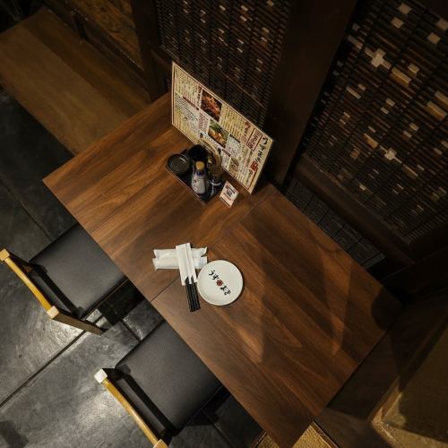 移動可能で2名様からご利用いただけるテーブル席です♪大人数での宴会はもちろん、2～4名の少人数利用にもフィットする多様な席タイプを完備。心地よい距離感で、お食事も会話も弾みます。おひとり様はもちろん、友達との楽しい時間や恋人とのデートに最適なお席です。心温まるサービスと共に素敵な思い出を作りましょう。