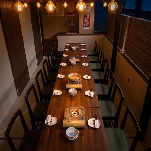 <p>《18~22名×扉付き完全個室(テーブル)》店内奥にある完全個室は4名から最大22名収容なので、周りを気にせず安心して盛り上がれるプライベート空間！席はテーブル一列の掘り炬燵席なので一体感のある雰囲気でお楽しみいただけます！飲み放題がついたコースは4000円~予算毎にご用意！幹事無料券はクーポン欄をCHECK！</p>