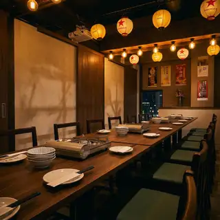 宴会での『個室希望』大歓迎です！お客様から「個室でゆっくり過ごしたい」というご要望を多くいただきますが、、「お任せください！！」18名~最大22名まで対応可能完全個室を完備しており、周りを気にせず会話を楽しめる安心感と居心地の良さをご提供できます。安心で思い出に残るひとときを個室空間でお過ごしください