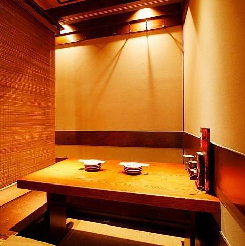 [Popular relaxing sunken kotatsu seats♪] You can't see the customers next to you when you hang the bamboo blinds, so you can enjoy your meal and talk at your leisure.We also have table seats and private rooms where you can wear your shoes.Great for small groups, company parties, drinking parties with friends, etc. Family visits are also welcome!