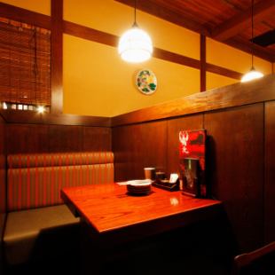 There is a partition and it is a BOX type so you don't mind the seat next door.It is a good space with a perfect atmosphere for drinking sashimi with couples and friends ♪ Please have a good time with our famous charcoal grill, seasonal dishes, seasonal sake, etc.