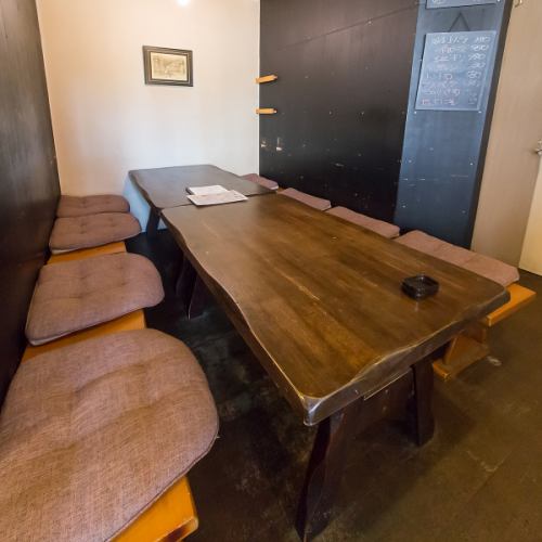 【おひとり様も大歓迎!】当店のテーブル席は4名掛けが5つあり、おひとり様も大歓迎です。気軽にお越しいただき、自分だけの時間を楽しんでください。