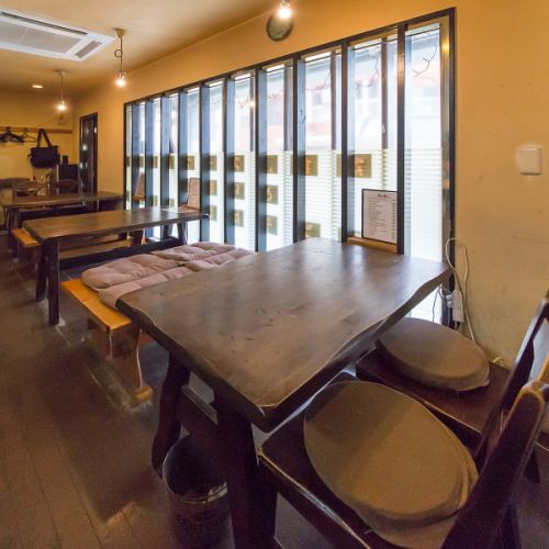 【地元のご友人との特別な時間に】当店のテーブル席は4名掛けが5席のご用意があります。少人数の集まりなど地元のご友人との楽しい時間にぴったりです。みんなで集まって、美味しい料理を楽しみましょう。