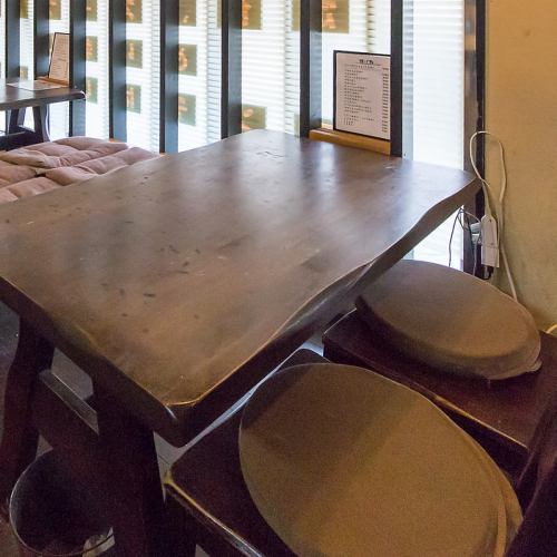 【ビジネスシーンにも◎】4名掛けのテーブル席は、ビジネスミーティングにもぴったり。美味しい鶏料理を味わいながら、重要な議論を進めることができます。