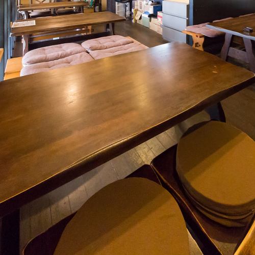 デートやファミリー利用におすすめの4名掛けテーブル席が5つ。美味しい鶏料理と共に、特別な時間をお楽しみください。