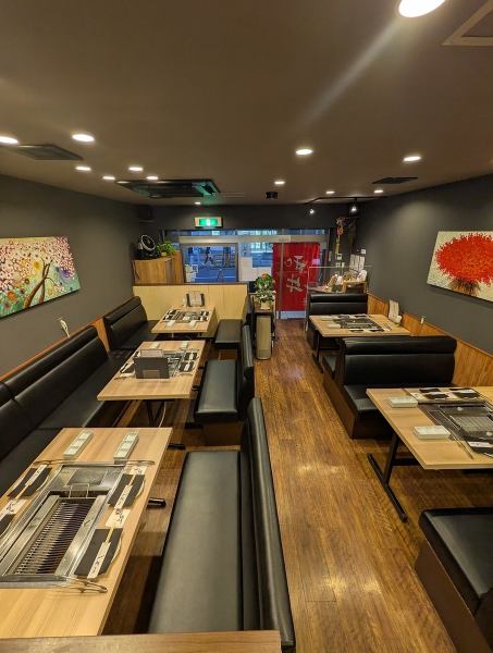 【無煙ロースターで極上の味わい】無煙ロースターの遠赤外線効果で、厳選したお肉の旨味を自家製のタレでご堪能頂けます! 煙を「吸う」のではなく、煙を「出さない」無煙無臭のロースターで、極上の味わいをお楽しみいただけます。 遠赤外線を用いた水冷式の焼き台で、焦げが付かず中からふんわりじっくり焼き上げます。