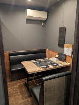 【個室完備】電話予約のみです。広々とした店内には奥に個室もご用意しております。落ち着いた雰囲気で美味しいお肉やお酒をごゆっくりご堪能ください。ランチをはじめ、昼宴会、女子会、誕生日、記念日、デートなどご利用ください♪人気の個室は事前にお問い合わせください。