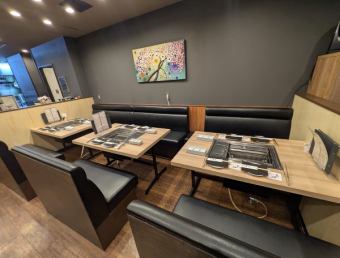 ゆったりとくつろげるソファー席がございます。お隣同士12名様までご利用できます。お得な飲み放題付きのコースをご用意しておりますので、当店自慢のお肉をご堪能しながら、楽しいひと時をお過ごしください♪