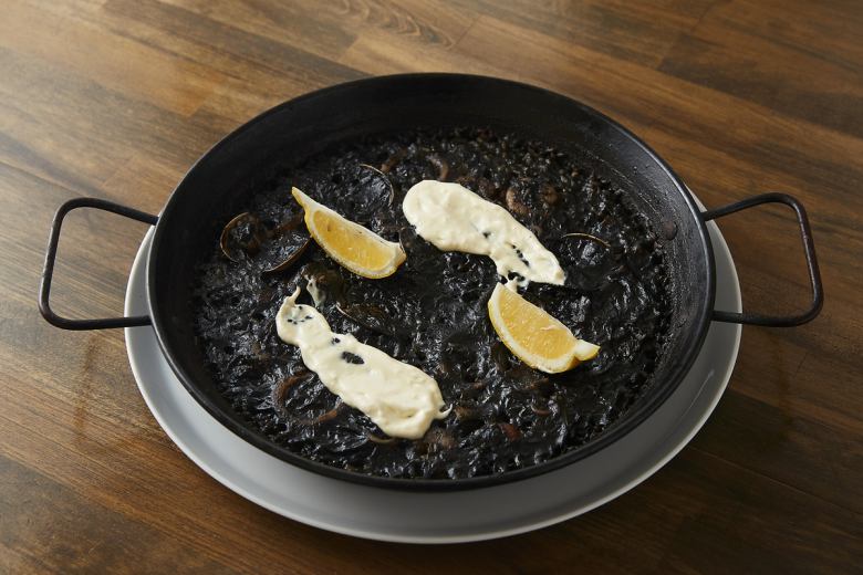 Squid ink paella (1 serving) ■1,550 yen (excluding tax)■