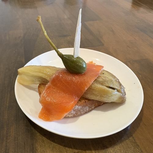 自家製スモークサーモンとナスのエスカリバーダのピンチョス