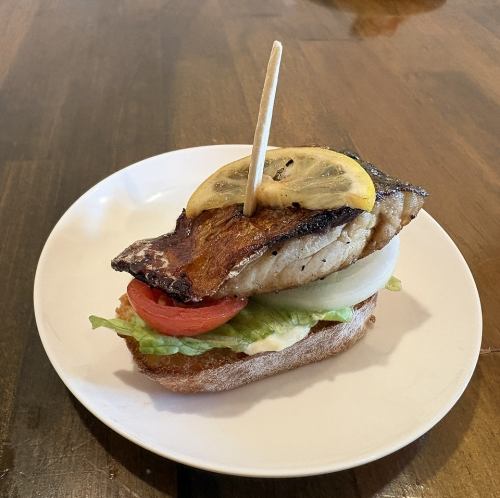 鯖のレモンマリネ焼きのピンチョス　鯖サンド風