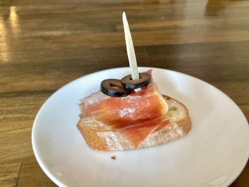 生ハムとカマンベールのピンチョス