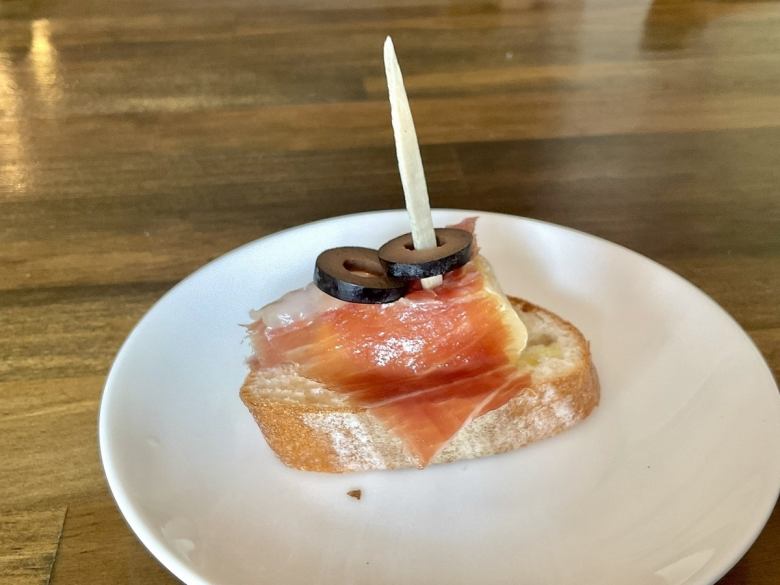 生ハムとカマンベールのピンチョス