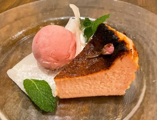 咲くサク桜のバスク風チーズケーキサクランボアイス添え
