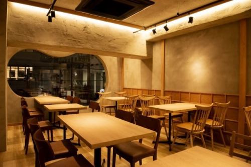 <p>【少人数でもご利用頂ける広々テーブル席】2名様から6名様までご利用頂ける広めのテーブル席もございます。お席の間隔は広く確保しておりますのでごゆっくりおくつろぎ頂けます◎</p>