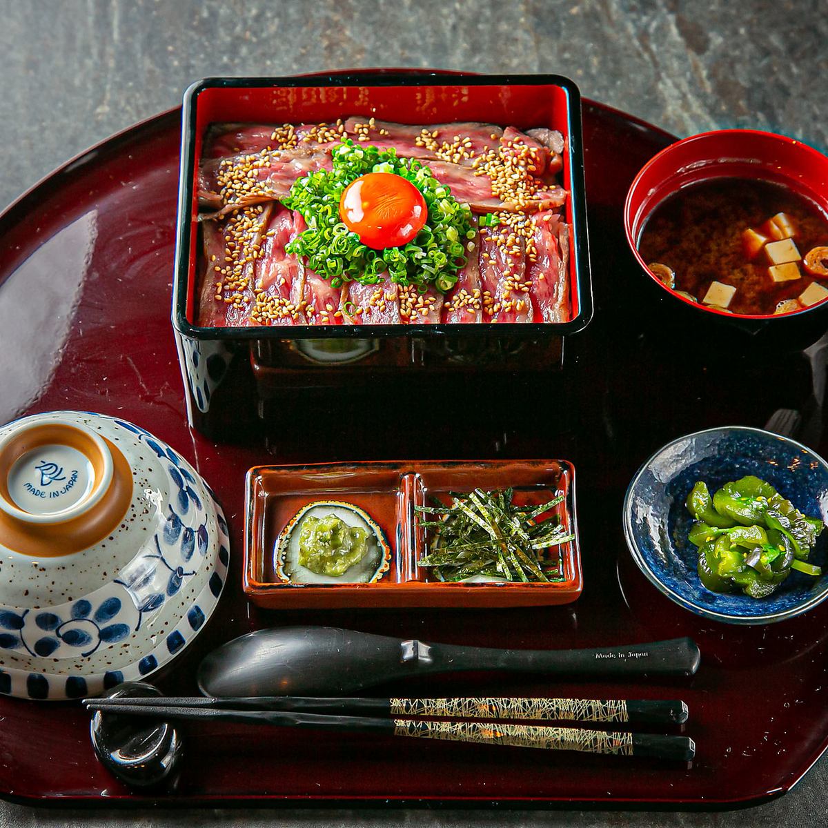A5ランクの国産黒毛和牛の肉重。食べ方はお客様のお好みで♪