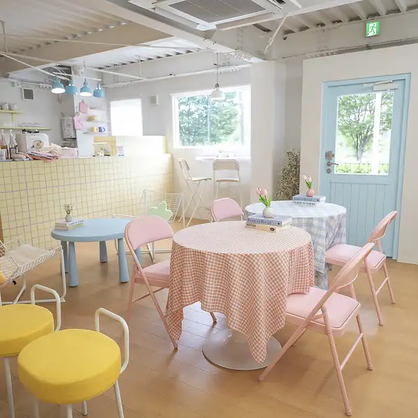扉を開けると、そこはパステルカラーで彩られた韓国風の可愛い世界！まるで「お洒落な子供部屋」に迷い込んだかのようなワクワクする空間が広がっています。どこを背景にしてもSNS映えバツグンな店内は、美味しいスイーツを味わいながら、日常を忘れてお喋りを楽しむ女子会やデートにぴったりです。