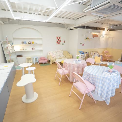 Perfect for a cafe get-together with your dog-loving friends!