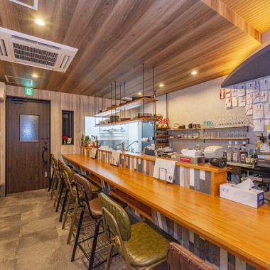 【落ち着いたカウンター席◎】当店のカウンター席は、全7席で、ゆったりとした空間が魅力です。デートや友人との会話を楽しむのに最適な場所です。シェフの手さばきを間近で見ながら、特別なひとときをお過ごしください。