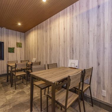 【家族や友人との団欒◎】当店には4人掛けのテーブル席のご用意が2つあり、アットホームな雰囲気でリラックスしてお食事を楽しめます。大切な人との楽しい会話を交えながら、贅沢なひとときを心ゆくまでお過ごしください。