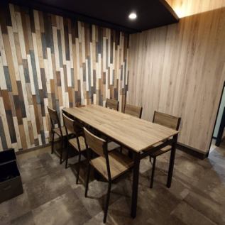 当店の6人掛けテーブルは、地元のご友人との楽しい時間に最適です。ゆったりとしたスペースで、心ゆくまでおしゃべりを楽しんでください。